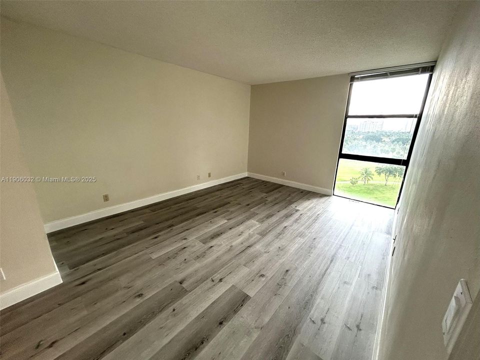 For Sale: $209,500 (1 beds, 1 baths, 913 Square Feet)