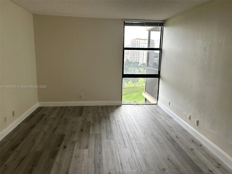 For Sale: $209,500 (1 beds, 1 baths, 913 Square Feet)