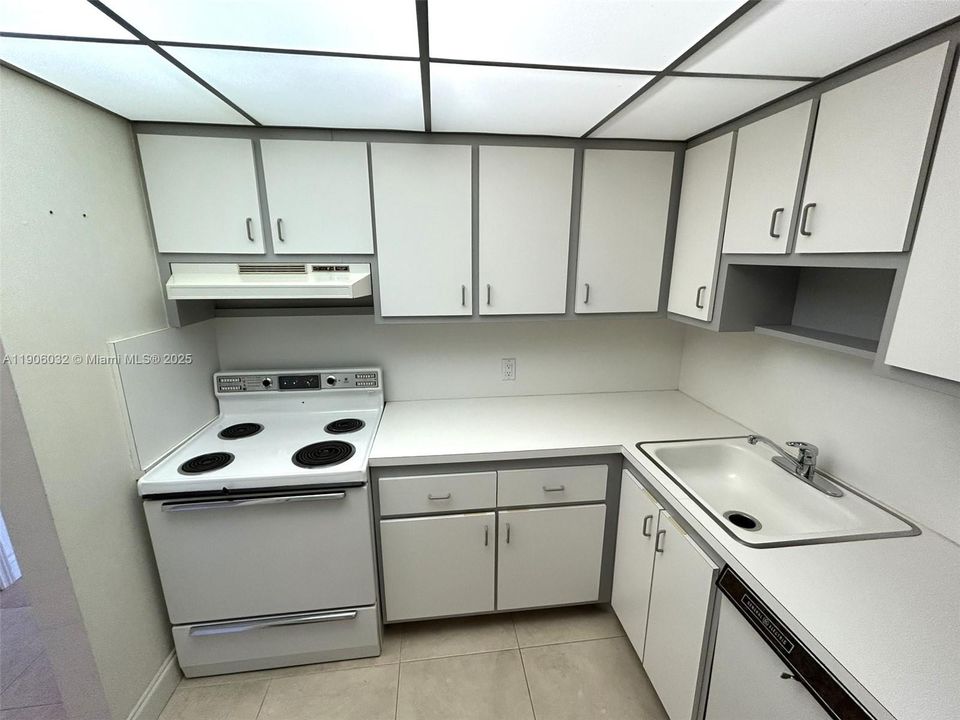 For Sale: $209,500 (1 beds, 1 baths, 913 Square Feet)