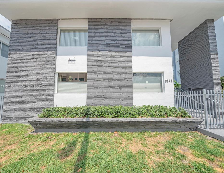 Recently Rented: $1,875 (1 beds, 1 baths, 990 Square Feet)