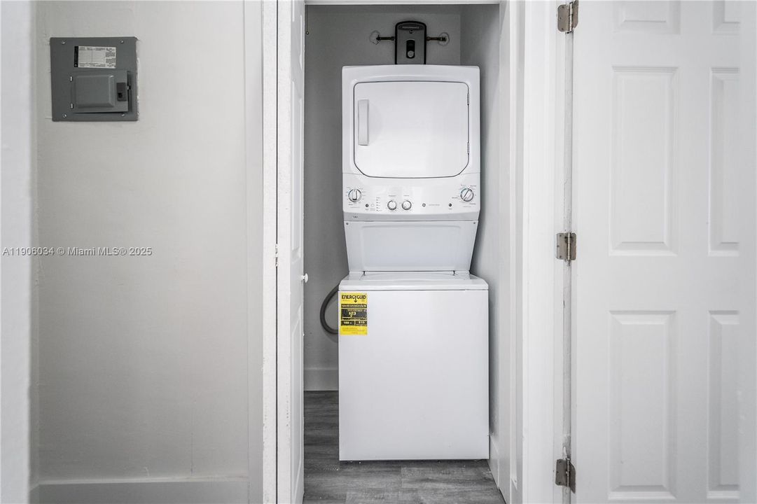 Recently Rented: $1,875 (1 beds, 1 baths, 990 Square Feet)