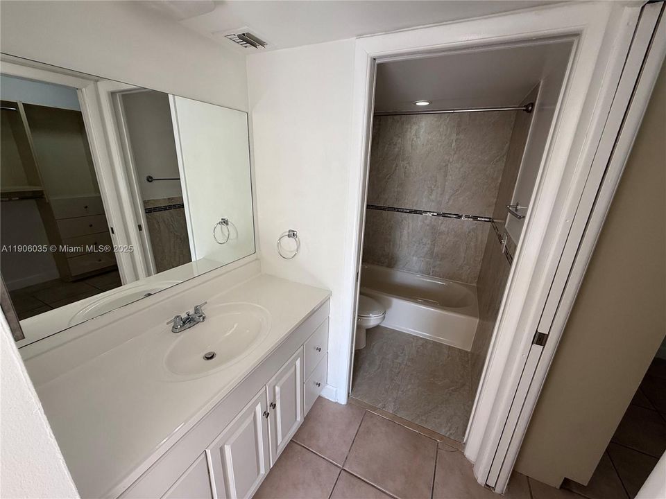 出租: $2,350 (2 贝兹, 2 浴室, 927 平方英尺)