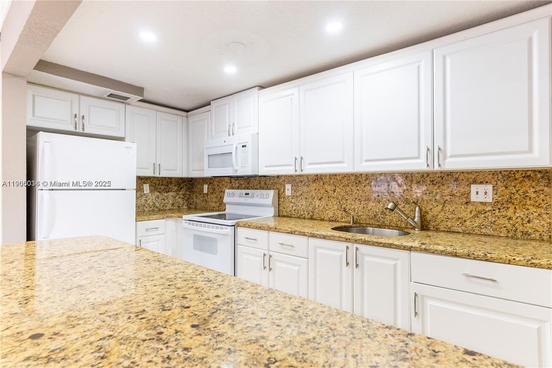 Activo con contrato: $215,000 (1 camas, 1 baños, 810 Pies cuadrados)