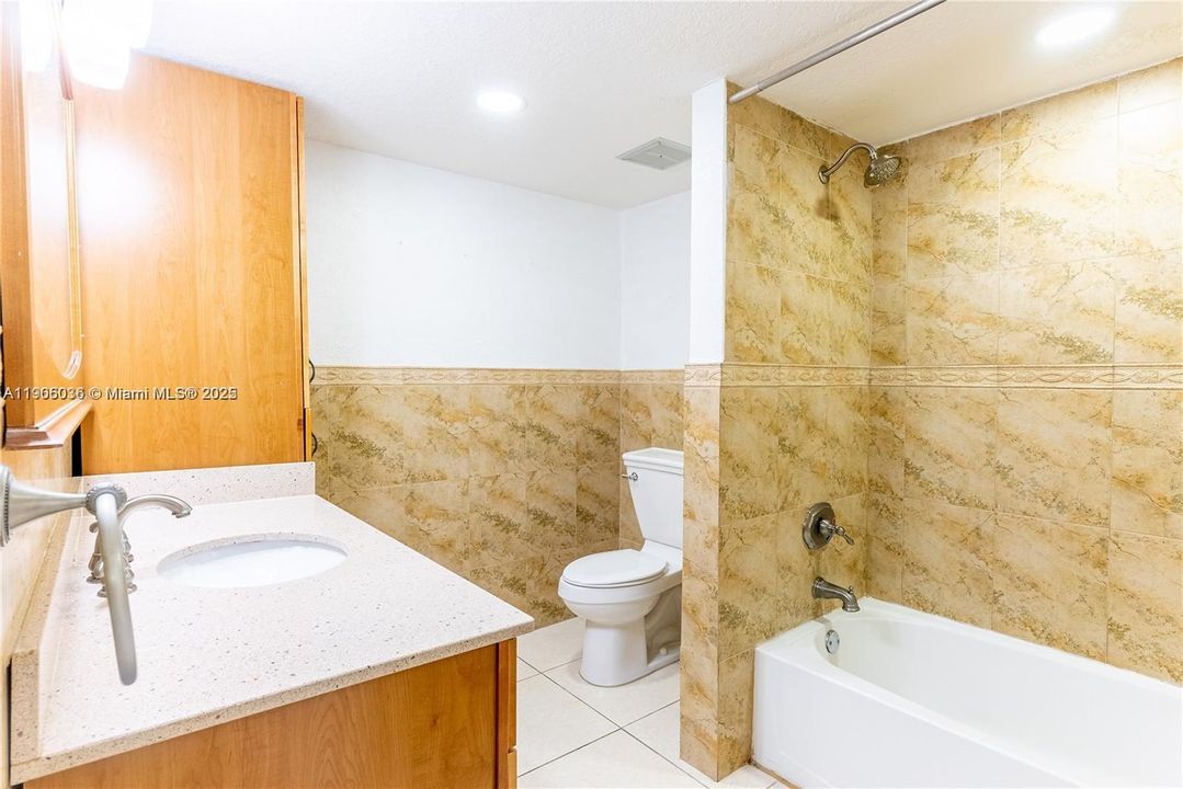 Activo con contrato: $215,000 (1 camas, 1 baños, 810 Pies cuadrados)