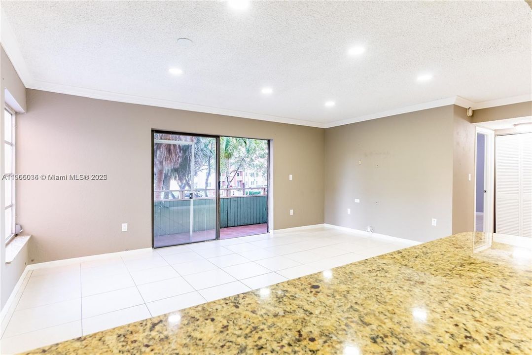 Activo con contrato: $215,000 (1 camas, 1 baños, 810 Pies cuadrados)