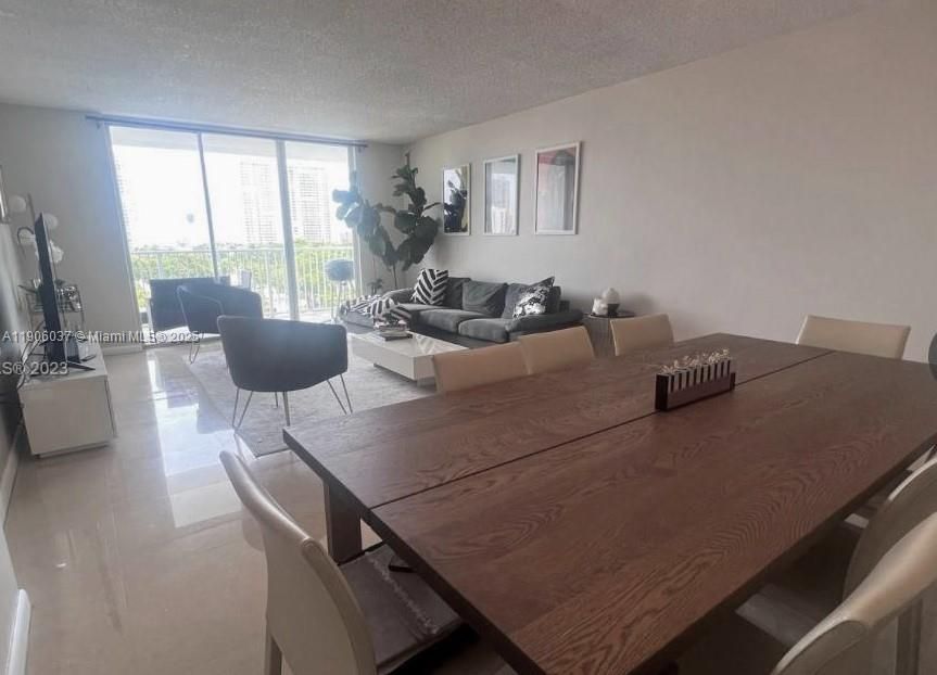 Recently Rented: $1,950 (1 beds, 1 baths, 1066 Square Feet)