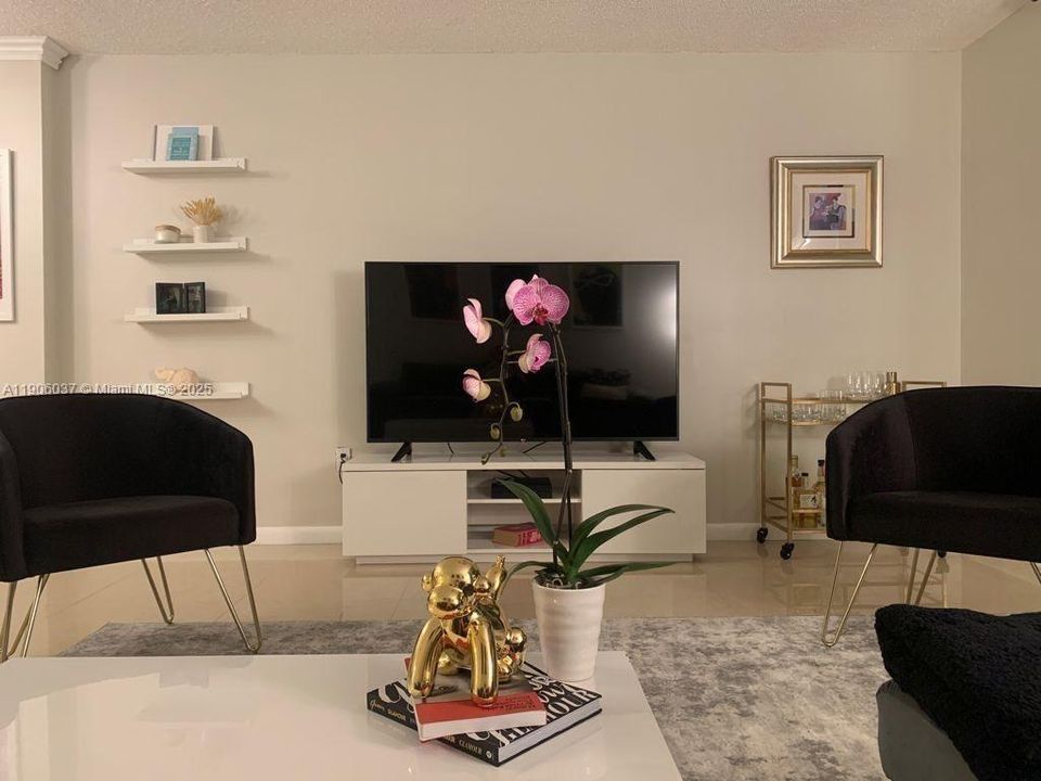 Recently Rented: $1,950 (1 beds, 1 baths, 1066 Square Feet)