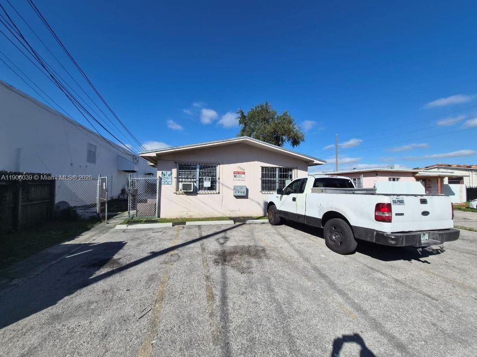 合同活跃: $689,000 (0 贝兹, 0 浴室, 1955 平方英尺)