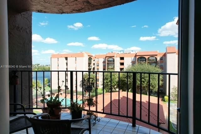 待售: $179,000 (1 贝兹, 1 浴室, 756 平方英尺)