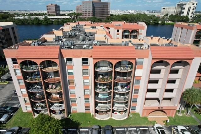 待售: $179,000 (1 贝兹, 1 浴室, 756 平方英尺)