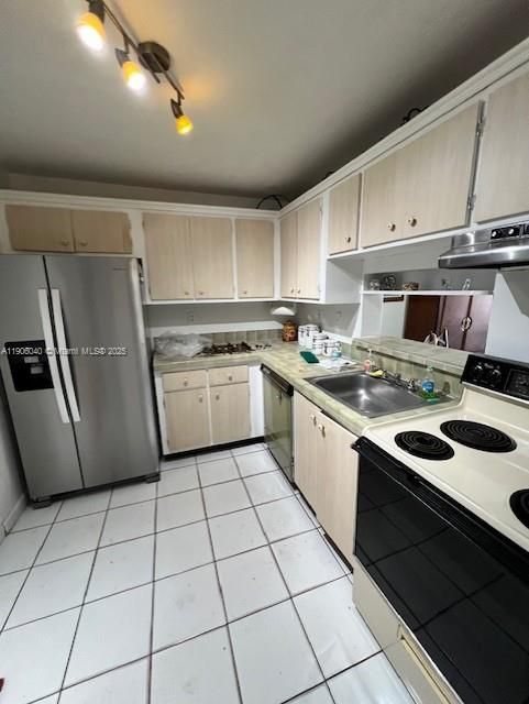 待售: $179,000 (1 贝兹, 1 浴室, 756 平方英尺)