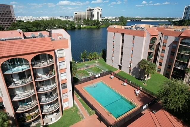 待售: $179,000 (1 贝兹, 1 浴室, 756 平方英尺)