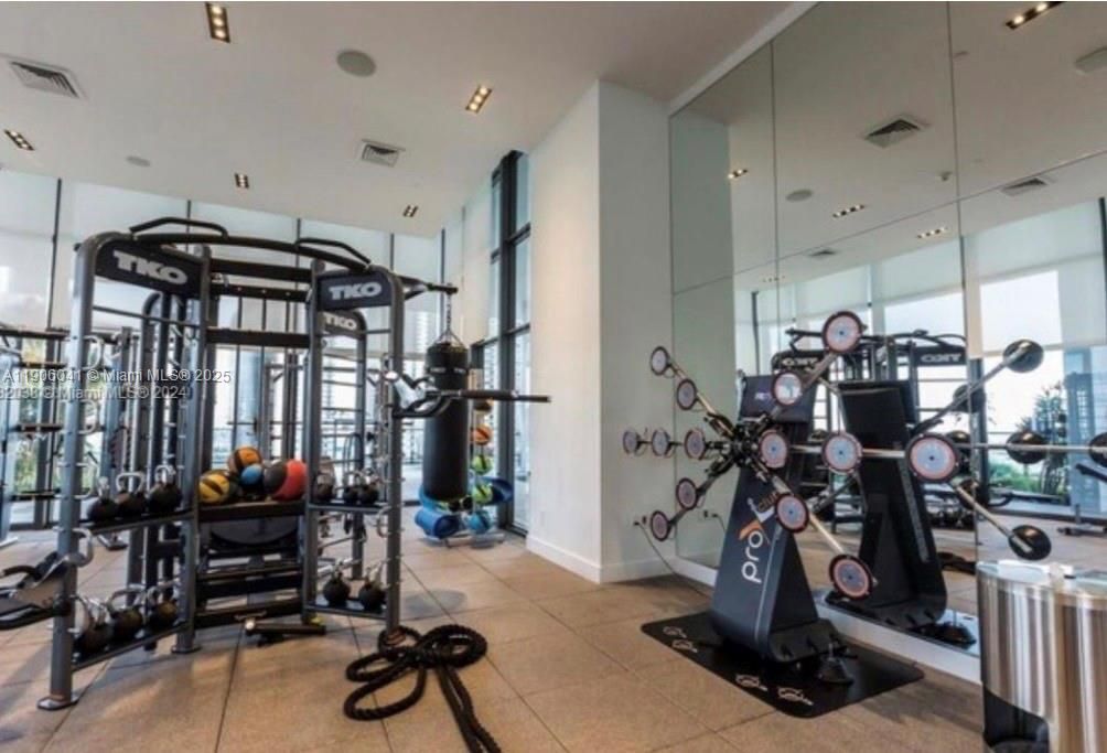 For Rent: $3,750 (2 beds, 2 baths, 878 Square Feet)