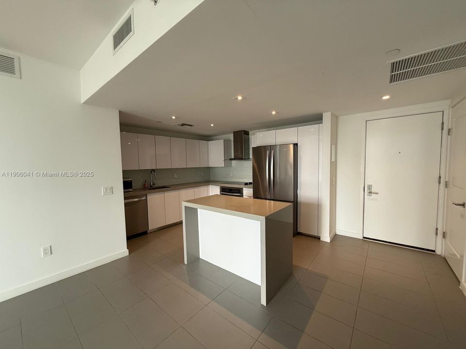 For Rent: $3,750 (2 beds, 2 baths, 878 Square Feet)