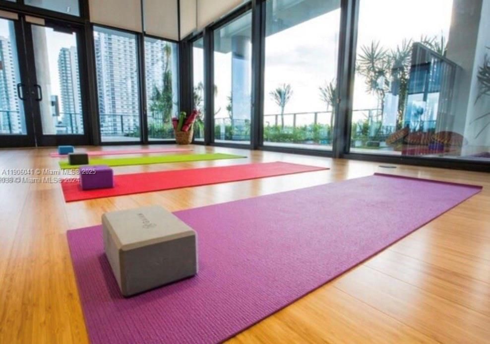 For Rent: $3,750 (2 beds, 2 baths, 878 Square Feet)