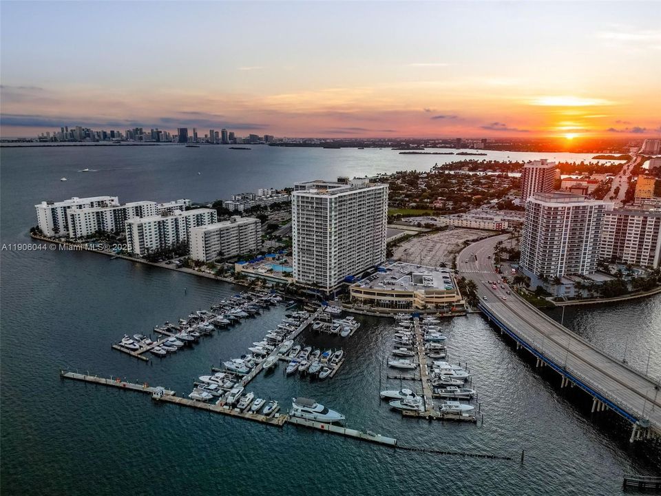 出租: $3,500 (2 贝兹, 2 浴室, 1030 平方英尺)