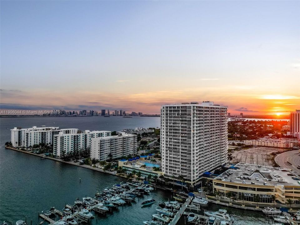 出租: $3,500 (2 贝兹, 2 浴室, 1030 平方英尺)