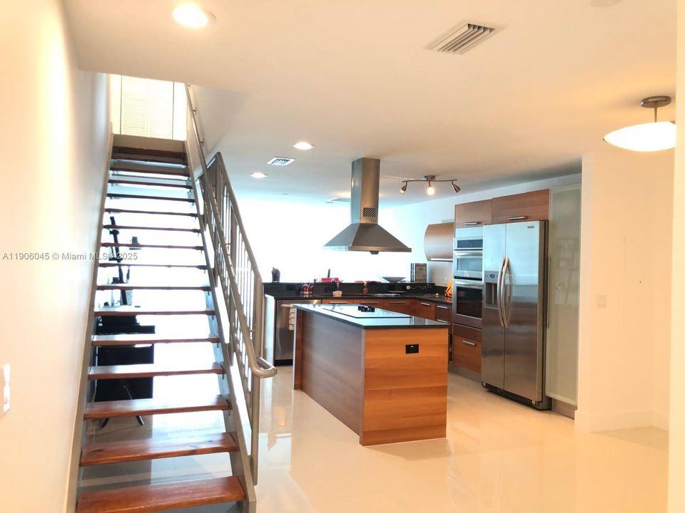 For Sale: $630,000 (1 beds, 2 baths, 1214 Square Feet)