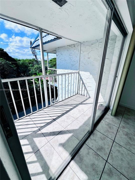 For Sale: $169,900 (1 beds, 1 baths, 711 Square Feet)