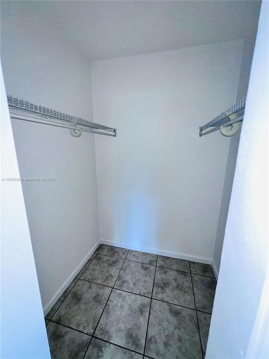 For Sale: $169,900 (1 beds, 1 baths, 711 Square Feet)