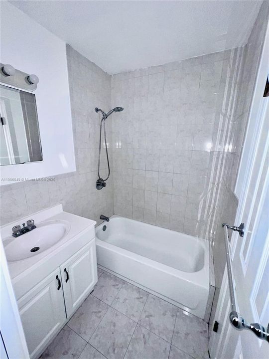 For Sale: $169,900 (1 beds, 1 baths, 711 Square Feet)