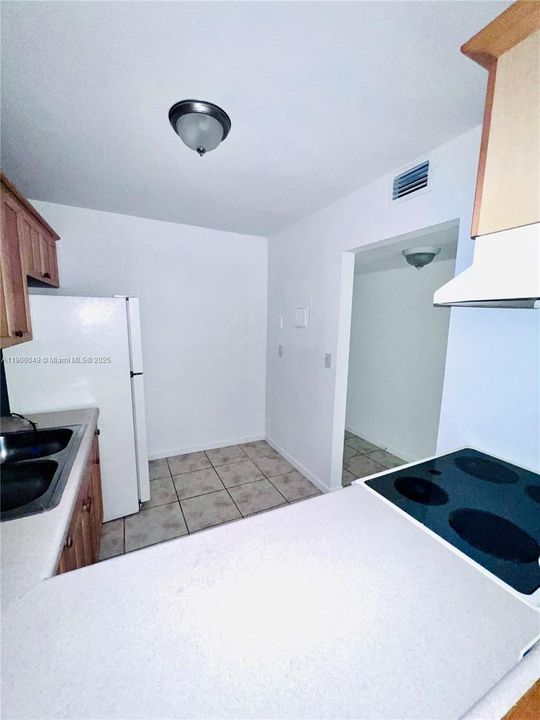 For Sale: $169,900 (1 beds, 1 baths, 711 Square Feet)