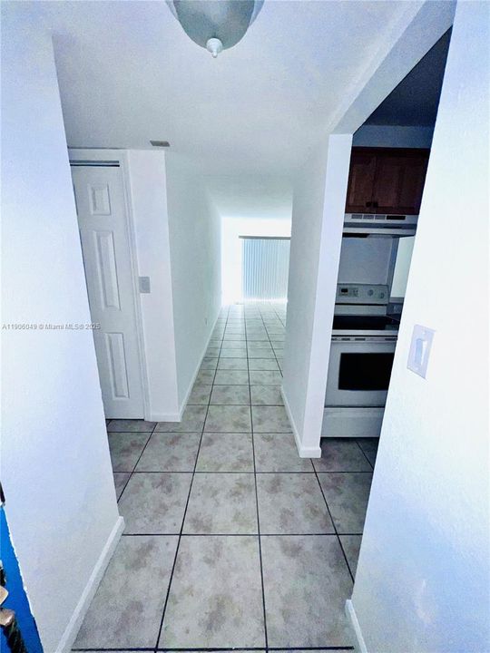 For Sale: $169,900 (1 beds, 1 baths, 711 Square Feet)