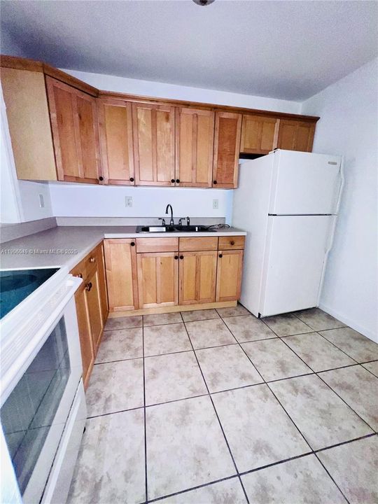 For Sale: $169,900 (1 beds, 1 baths, 711 Square Feet)