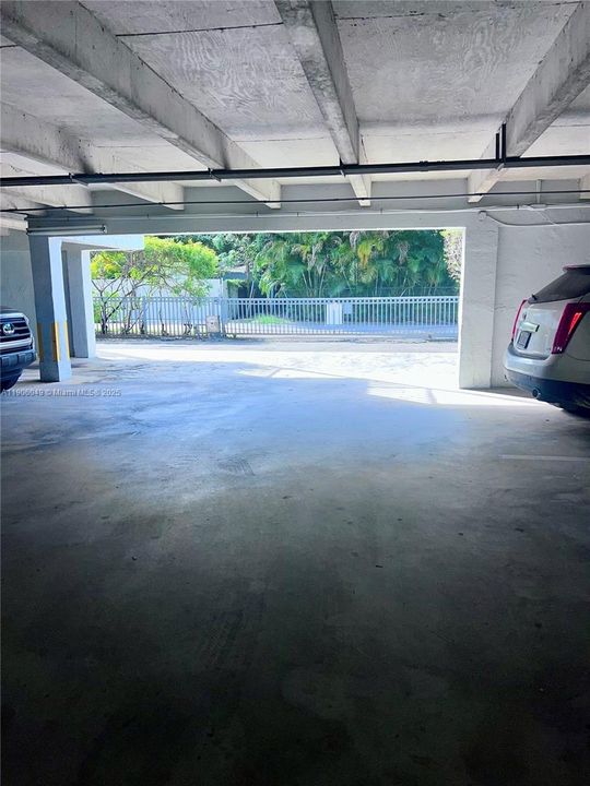 For Sale: $169,900 (1 beds, 1 baths, 711 Square Feet)