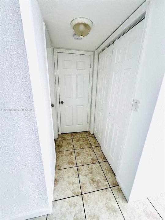 For Sale: $169,900 (1 beds, 1 baths, 711 Square Feet)