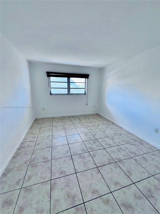 For Sale: $169,900 (1 beds, 1 baths, 711 Square Feet)