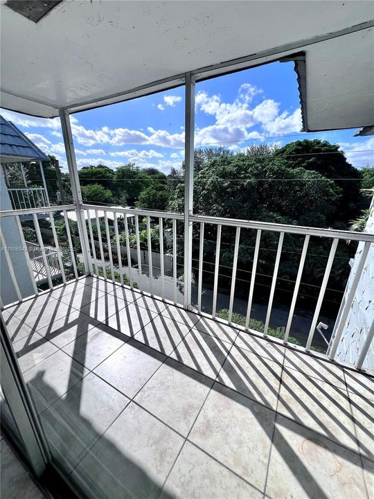 For Sale: $169,900 (1 beds, 1 baths, 711 Square Feet)