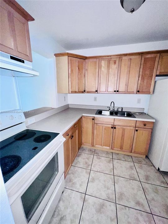 For Sale: $169,900 (1 beds, 1 baths, 711 Square Feet)