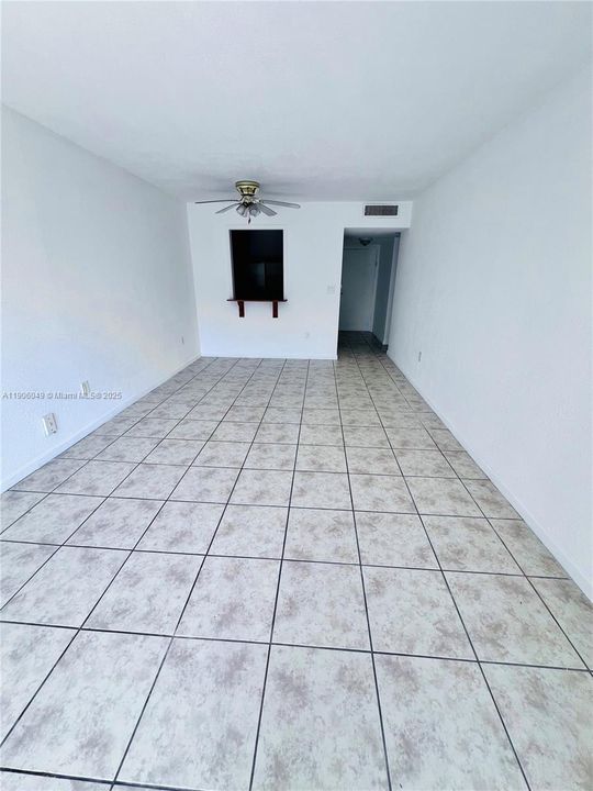 For Sale: $169,900 (1 beds, 1 baths, 711 Square Feet)