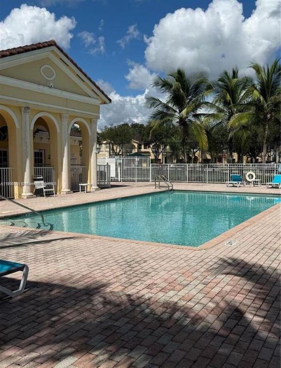 Activo con contrato: $569,000 (4 camas, 3 baños, 1985 Pies cuadrados)