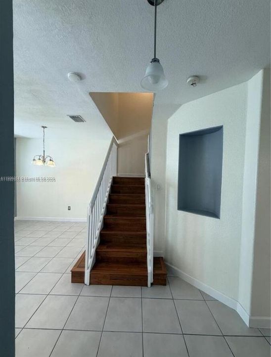 Activo con contrato: $569,000 (4 camas, 3 baños, 1985 Pies cuadrados)