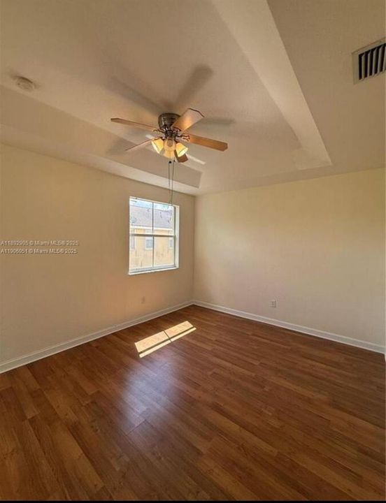 Activo con contrato: $569,000 (4 camas, 3 baños, 1985 Pies cuadrados)