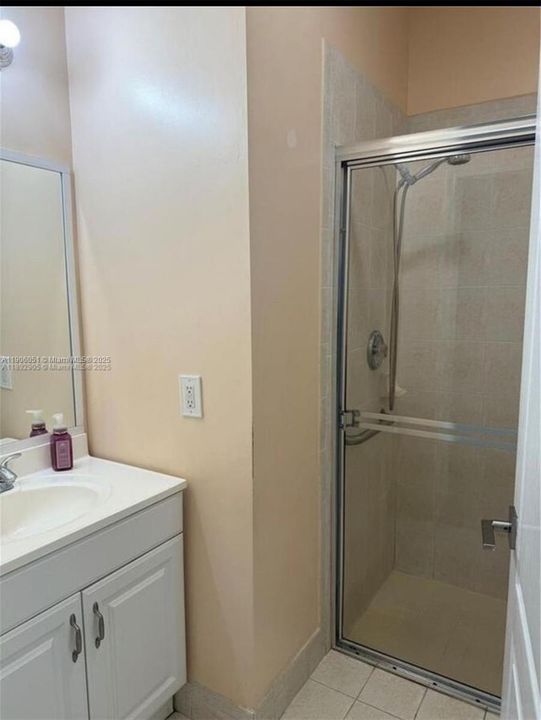 Activo con contrato: $569,000 (4 camas, 3 baños, 1985 Pies cuadrados)