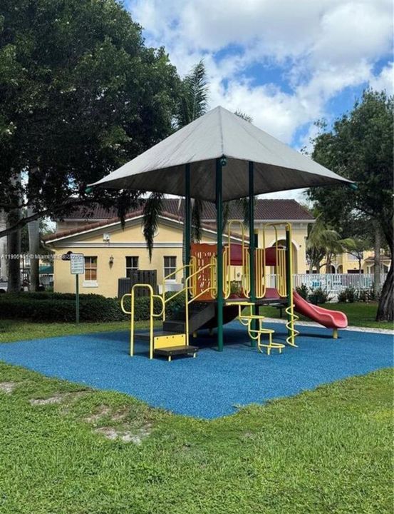 Activo con contrato: $569,000 (4 camas, 3 baños, 1985 Pies cuadrados)