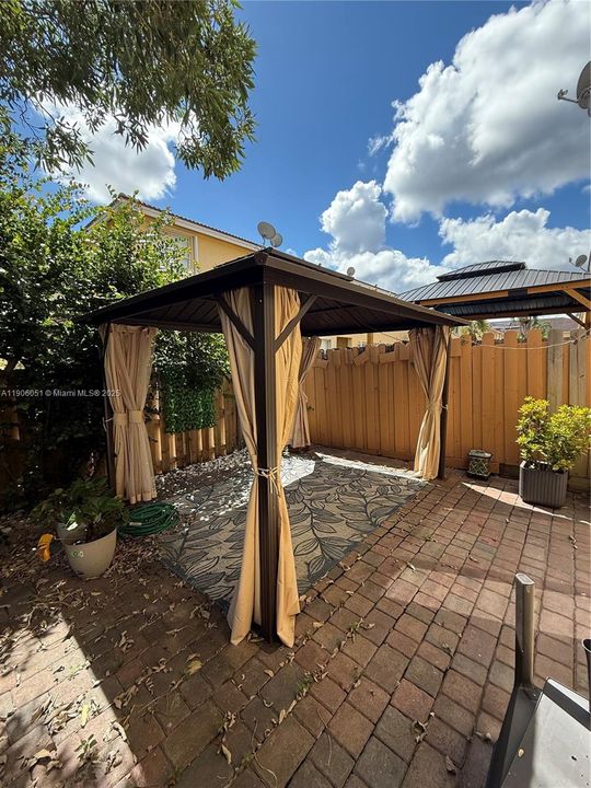 Activo con contrato: $569,000 (4 camas, 3 baños, 1985 Pies cuadrados)