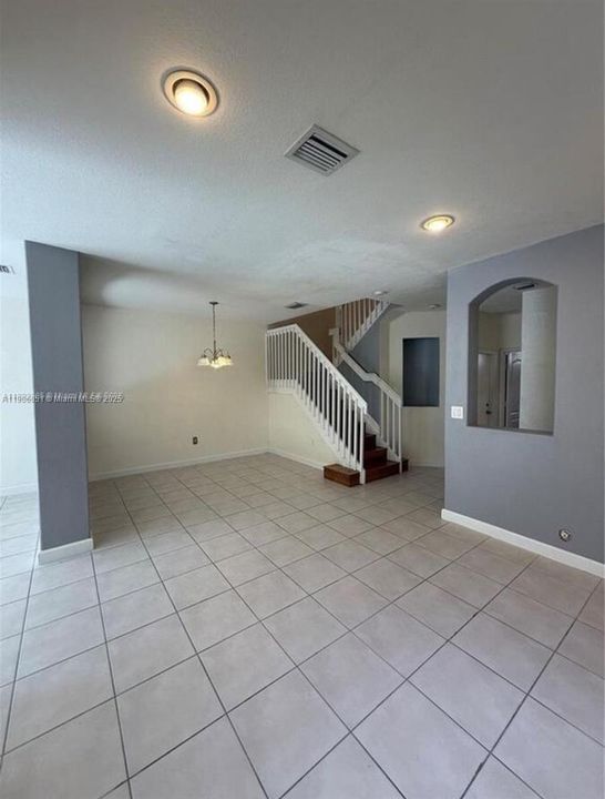 Activo con contrato: $569,000 (4 camas, 3 baños, 1985 Pies cuadrados)