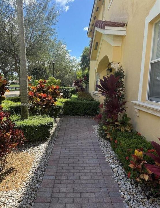 Activo con contrato: $569,000 (4 camas, 3 baños, 1985 Pies cuadrados)