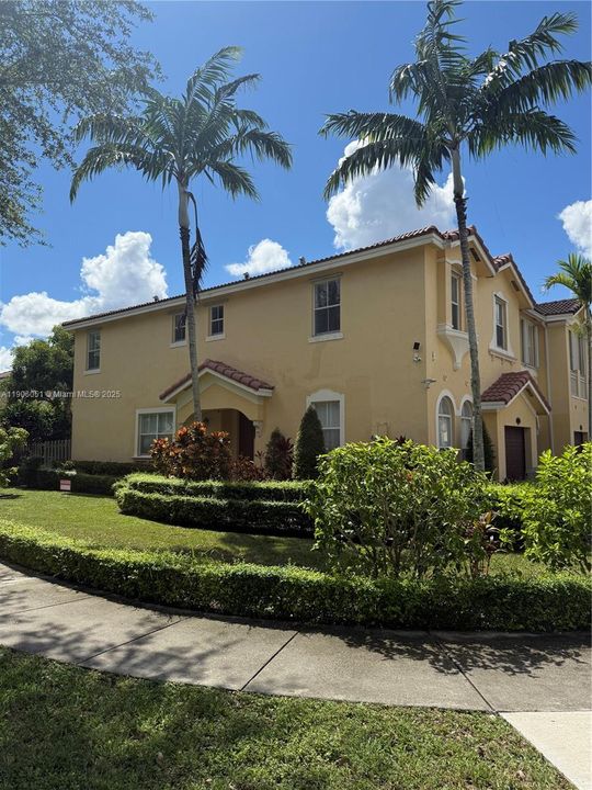 Activo con contrato: $569,000 (4 camas, 3 baños, 1985 Pies cuadrados)