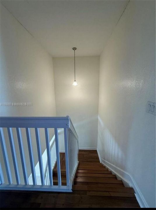 Activo con contrato: $569,000 (4 camas, 3 baños, 1985 Pies cuadrados)