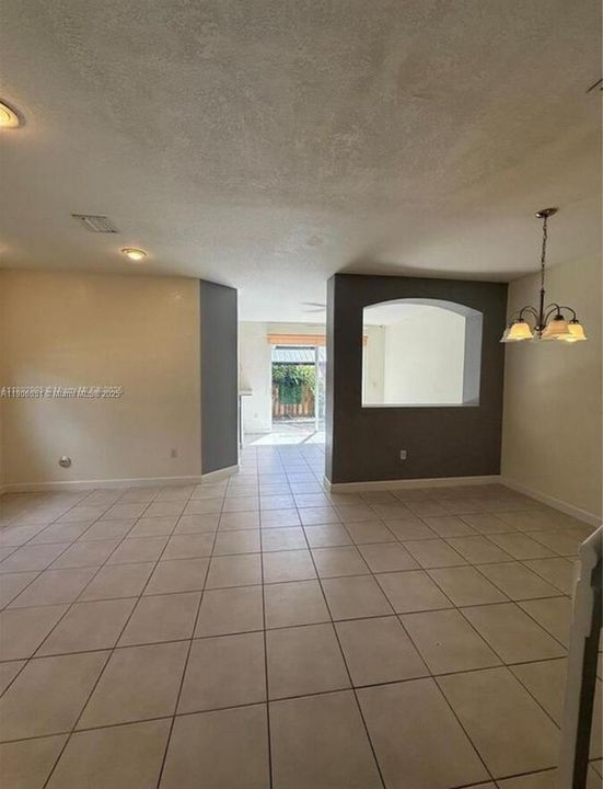 Activo con contrato: $569,000 (4 camas, 3 baños, 1985 Pies cuadrados)