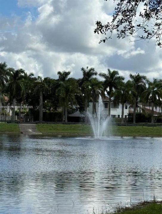 Activo con contrato: $569,000 (4 camas, 3 baños, 1985 Pies cuadrados)