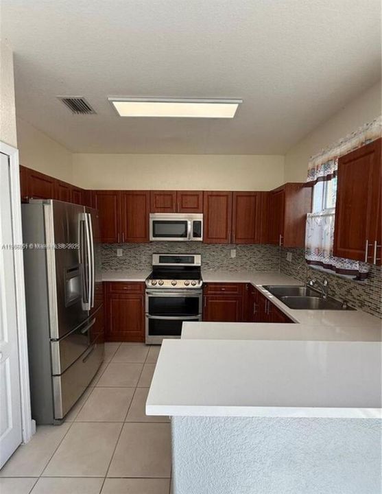 Activo con contrato: $569,000 (4 camas, 3 baños, 1985 Pies cuadrados)