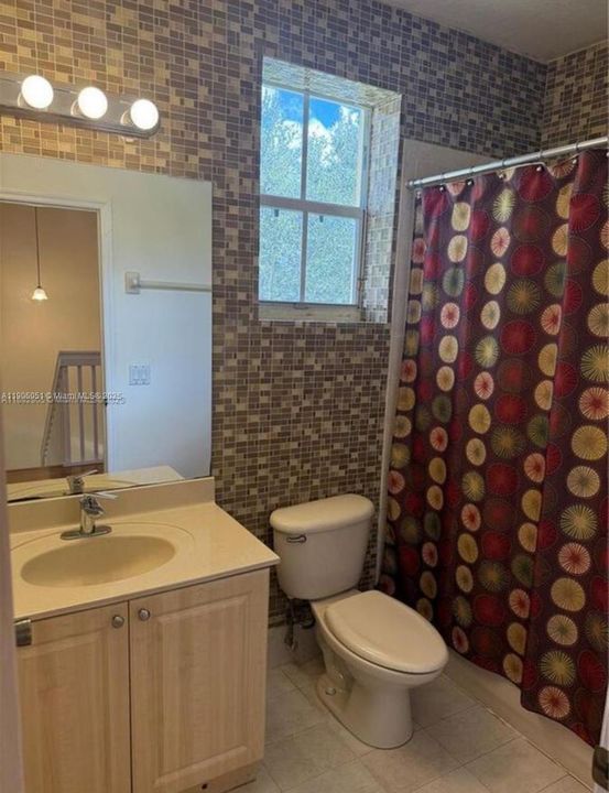 Activo con contrato: $569,000 (4 camas, 3 baños, 1985 Pies cuadrados)