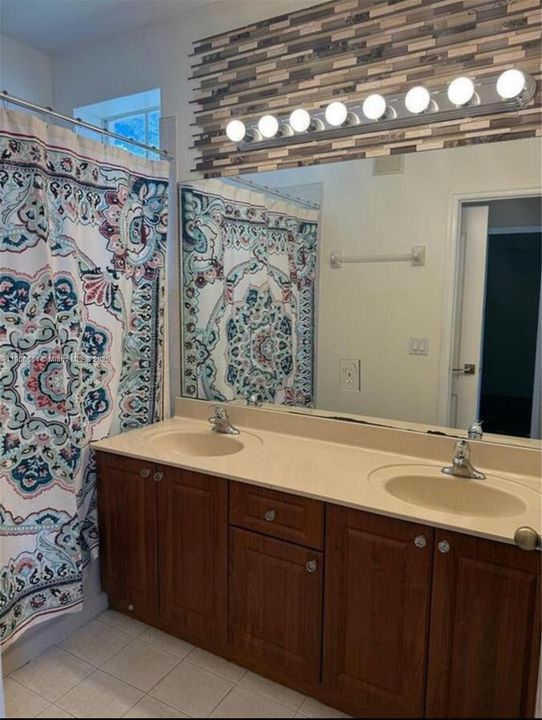 Activo con contrato: $569,000 (4 camas, 3 baños, 1985 Pies cuadrados)