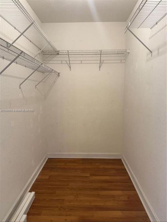 Activo con contrato: $569,000 (4 camas, 3 baños, 1985 Pies cuadrados)